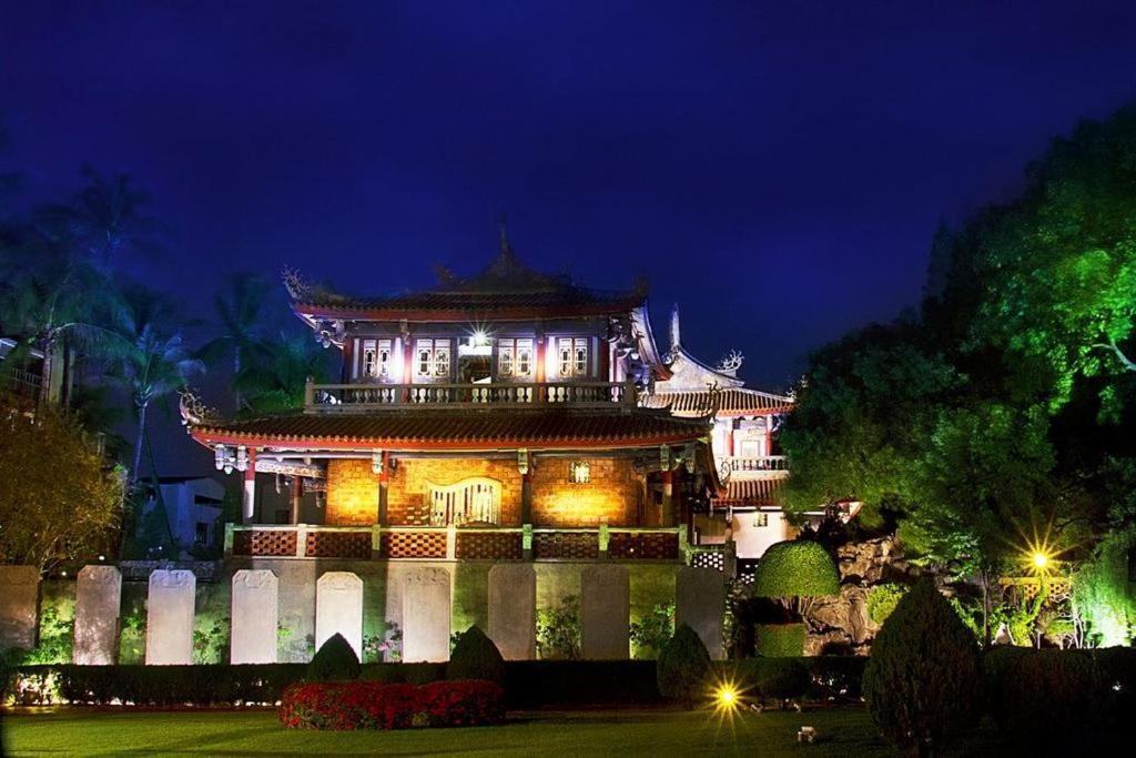 Temple Side Hostel Тайнань Экстерьер фото