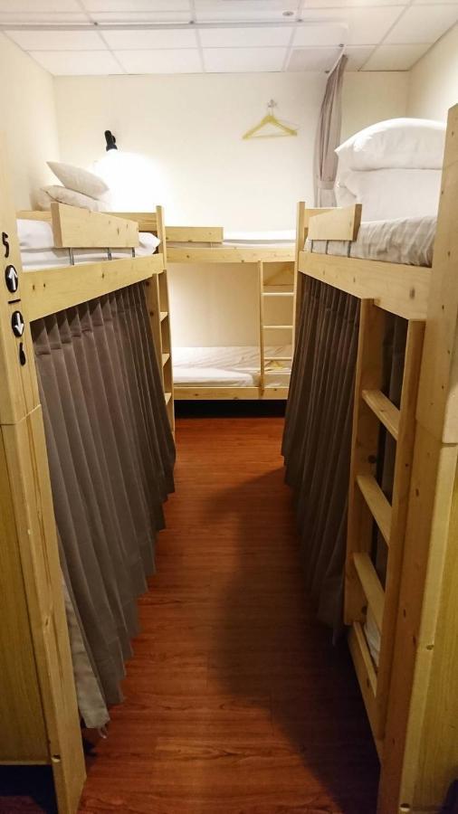 Temple Side Hostel Тайнань Экстерьер фото