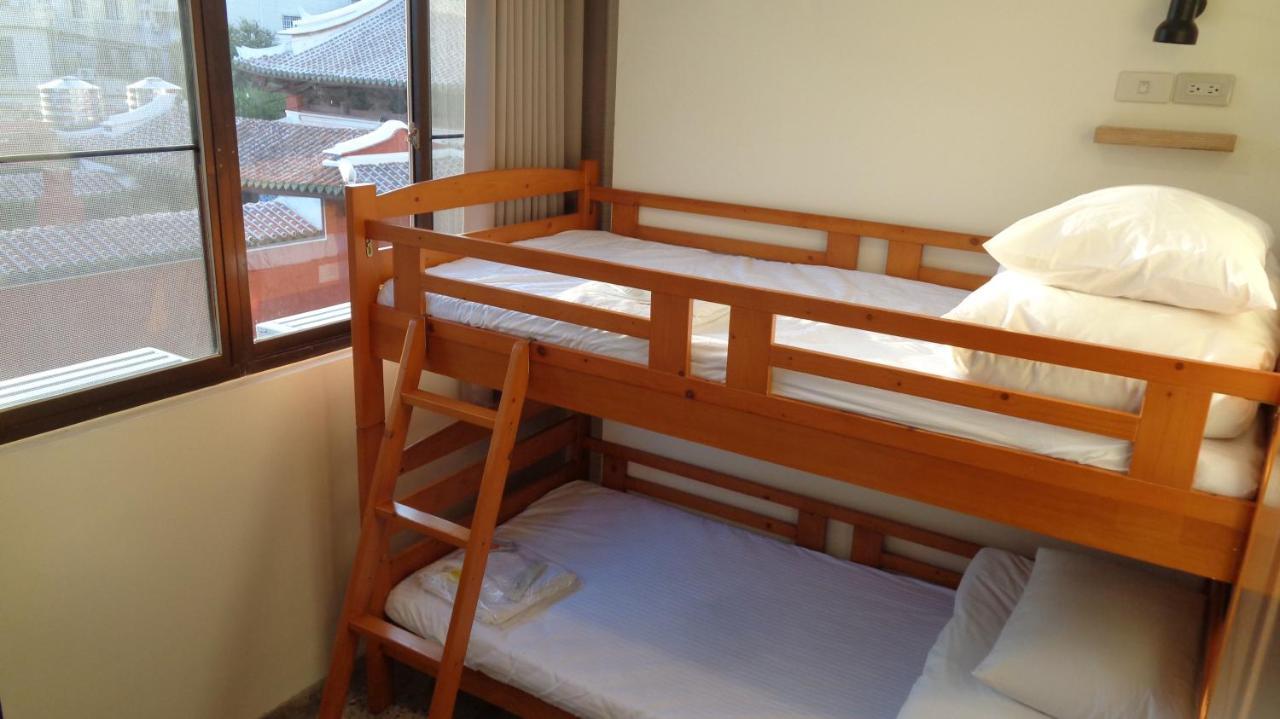 Temple Side Hostel Тайнань Экстерьер фото